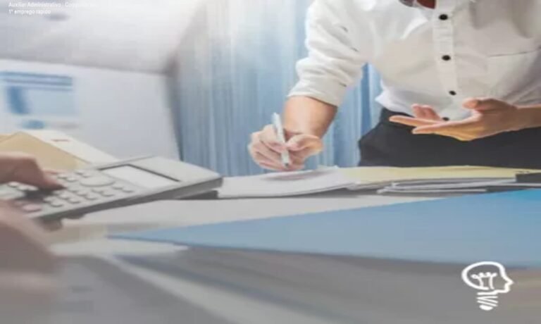 Aluno estudando o curso Auxiliar Administrativo online para conseguir o primeiro emprego