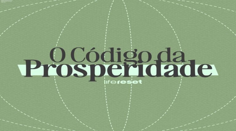 Homem sorrindo enquanto realiza um exercício de reprogramação mental com o curso Código da Prosperidade para atrair riqueza.