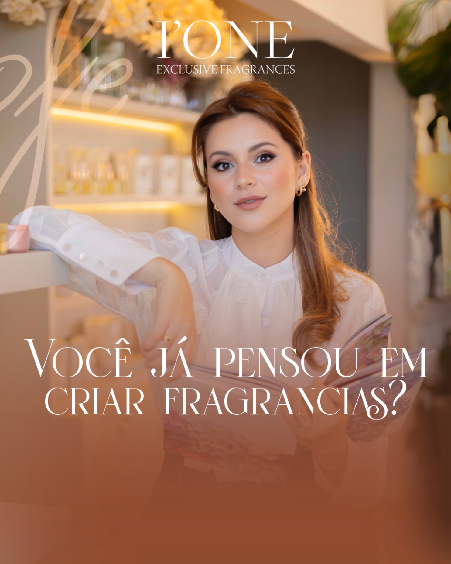 Material do Curso de Perfumaria Fina Avançado I: caixa preta, vials de matérias‑primas isoladas, apostila e frasco de perfume, com assinatura de Isadora Maria Spinhardi Padula