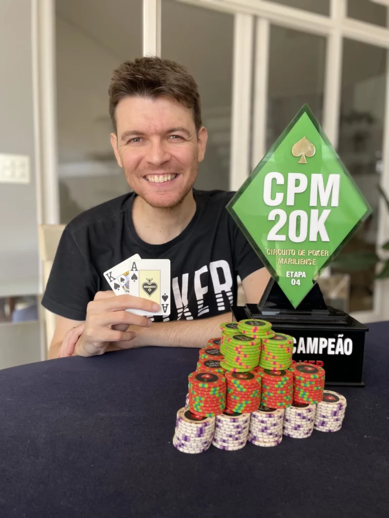 Felipe Carmanhani analisando estratégias de poker com softwares avançados ao lado de fichas e cartas.