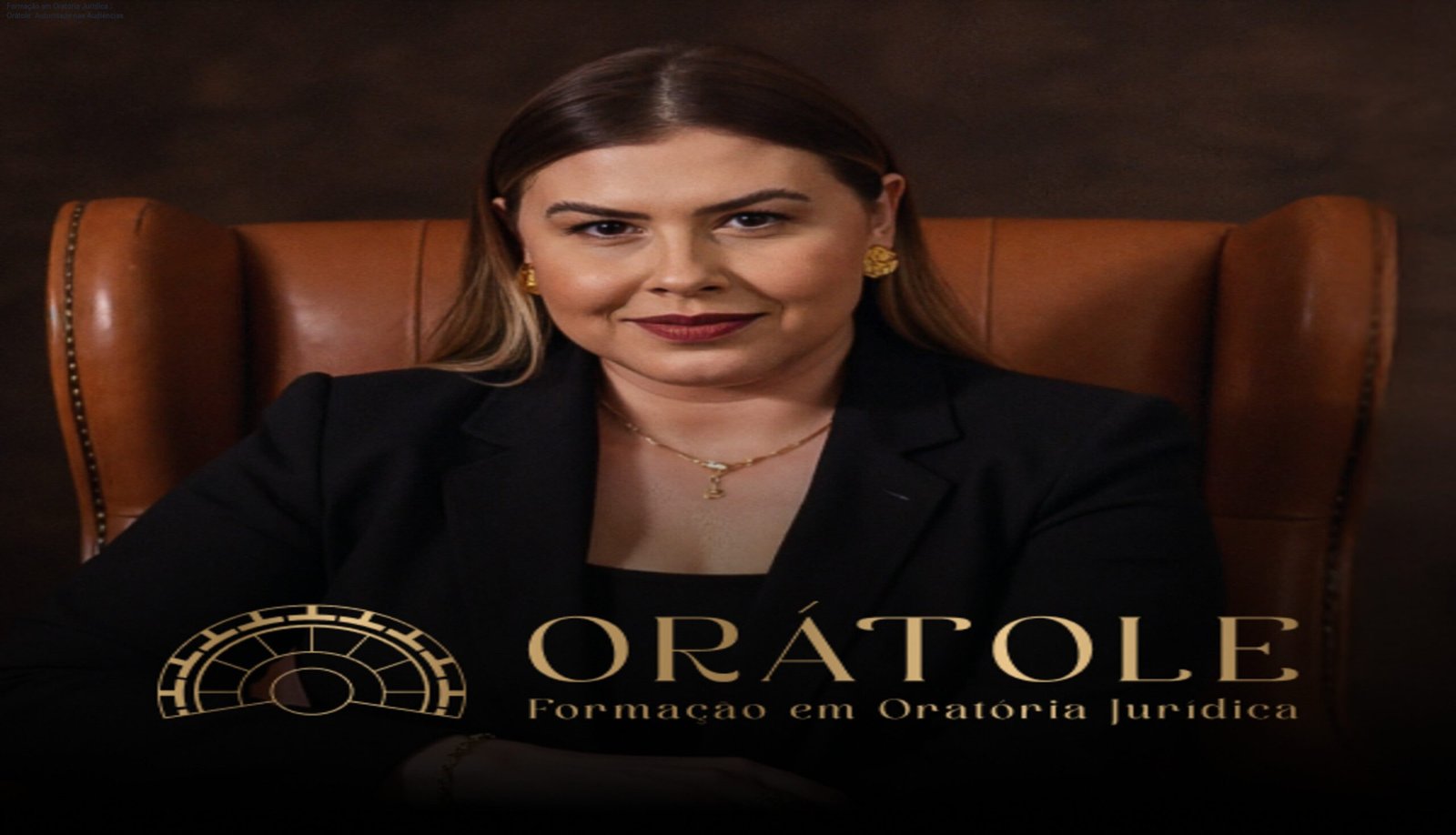 Advogado praticando oratória jurídica com confiança em audiência