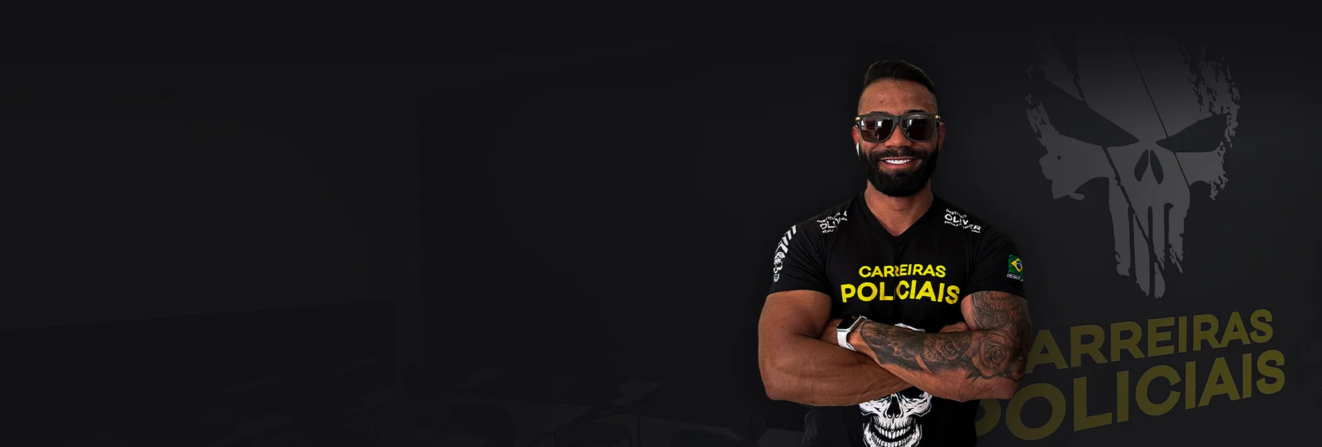 Mateus Oliver do Instituto Óliver em cenário digital que combina educação online e elementos de Educação Física, representando o curso de Bacharelado EAD.