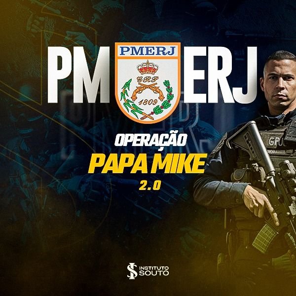 Jovem soldado da PMERJ estudando o curso Operação Papa Mike 2.0 em tablet, rodeado por materiais de preparação para o concurso.