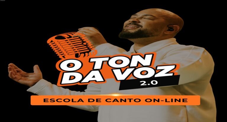 Homem sorrindo cantando em um palco, demonstrando a confiança adquirida com o curso Ton da Voz By Ton Carfi.