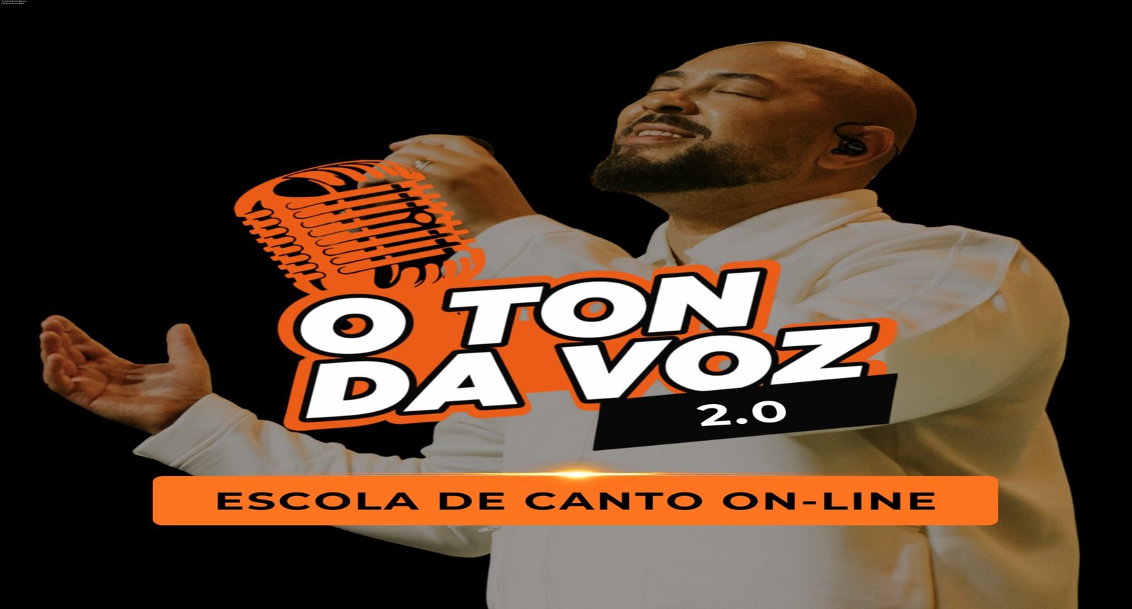 Homem sorrindo cantando em um palco, demonstrando a confiança adquirida com o curso Ton da Voz By Ton Carfi.
