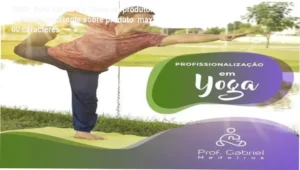 Gabriel Medeiros apresentando a certificação de 200 horas em Yoga com método PNL