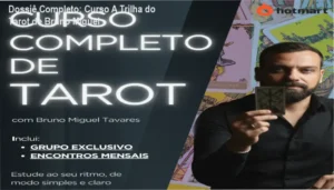 Materiais de estudo do curso A Trilha do Tarot com cartas e anotações de estudo