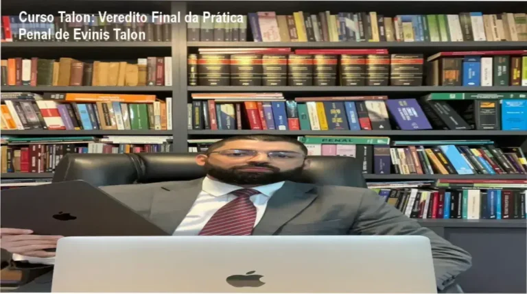 Advogado estudando o Curso Talon de Evinis Talon sobre prática penal e execução penal