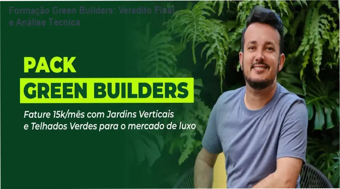 Especialista analisando a metodologia de instalação de jardins verticais da Formação Green Builders