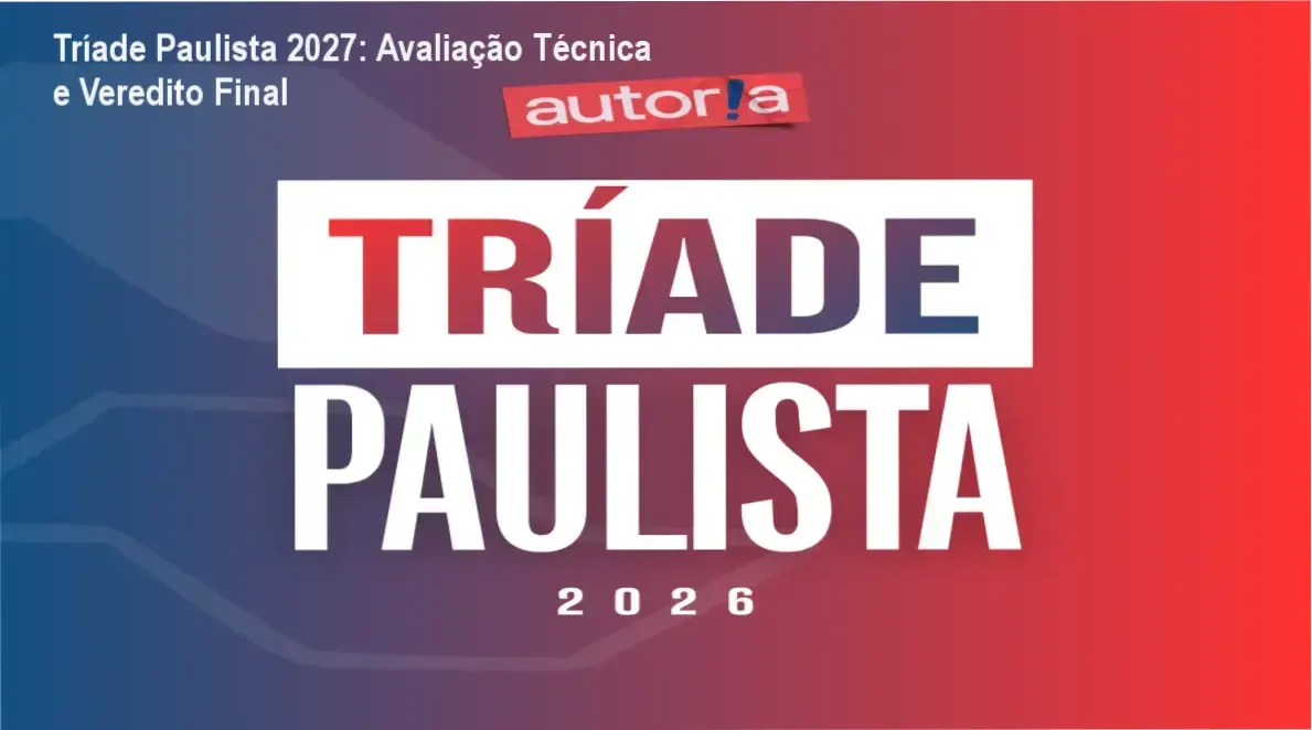 Estudante analisando material do curso Tríade Paulista para redação Fuvest, Unicamp e Vunesp